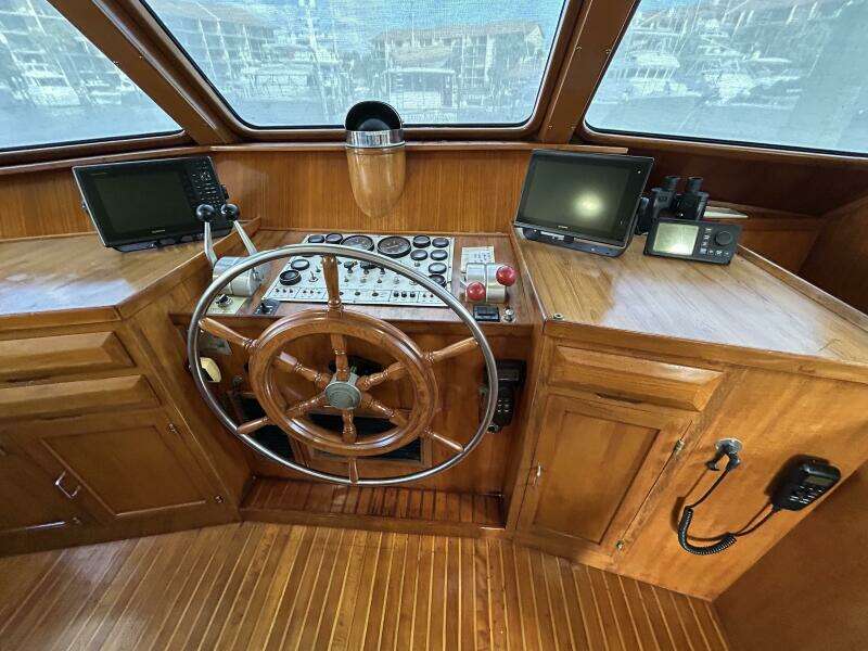 57' DeFever pilothouse helm