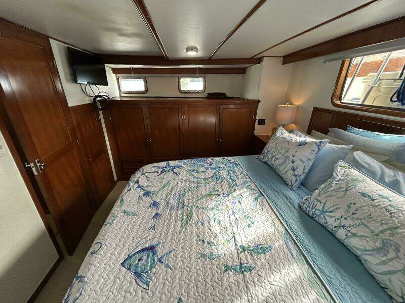 57' DeFever master stateroom starboard