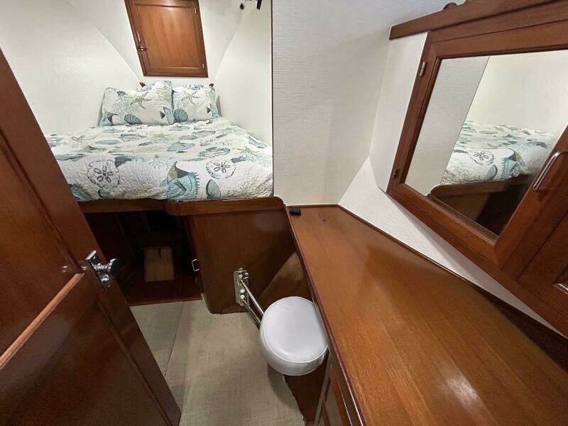 57' DeFever forward guest stateroom