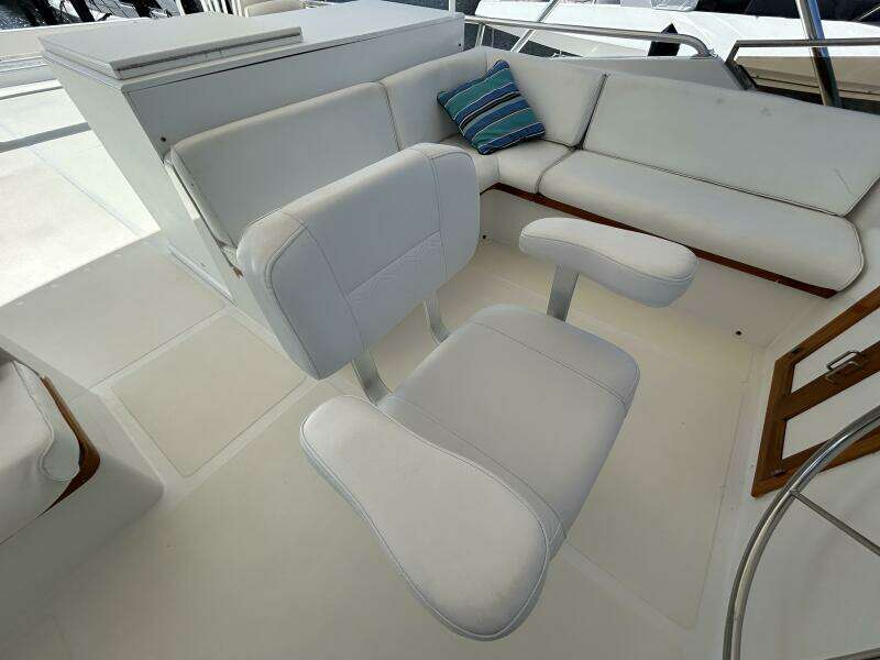 57' DeFever flybridge helmseat