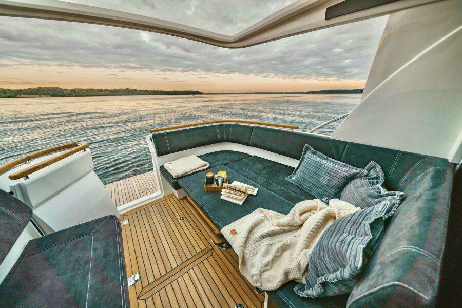 2025 Marex 330 Scandinavia