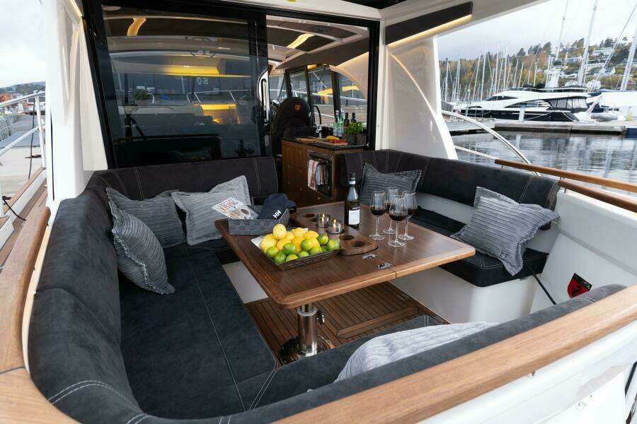 2025 Marex 330 Scandinavia