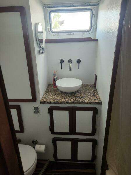 1985 Chris-Craft Catalina 42