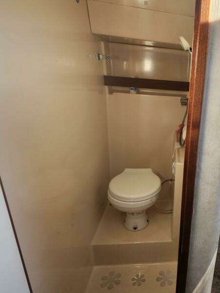 1985 Chris-Craft Catalina 42