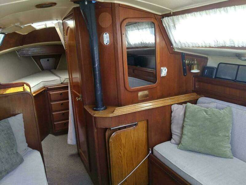 1977 Islander 28