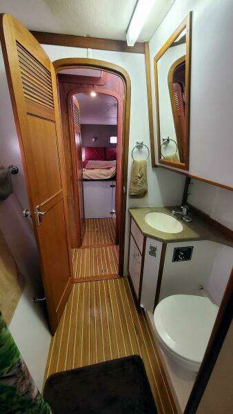 Guest Head Aft