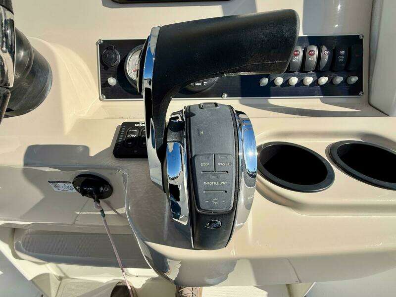 2020 Boston Whaler 210 Dauntless