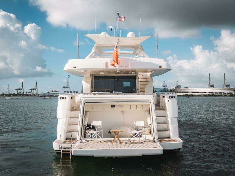 2014 Ferretti Yachts 870