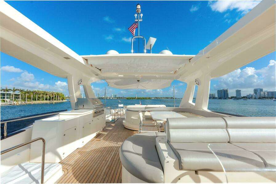 2014 Ferretti Yachts 870