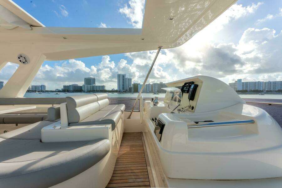 2014 Ferretti Yachts 870