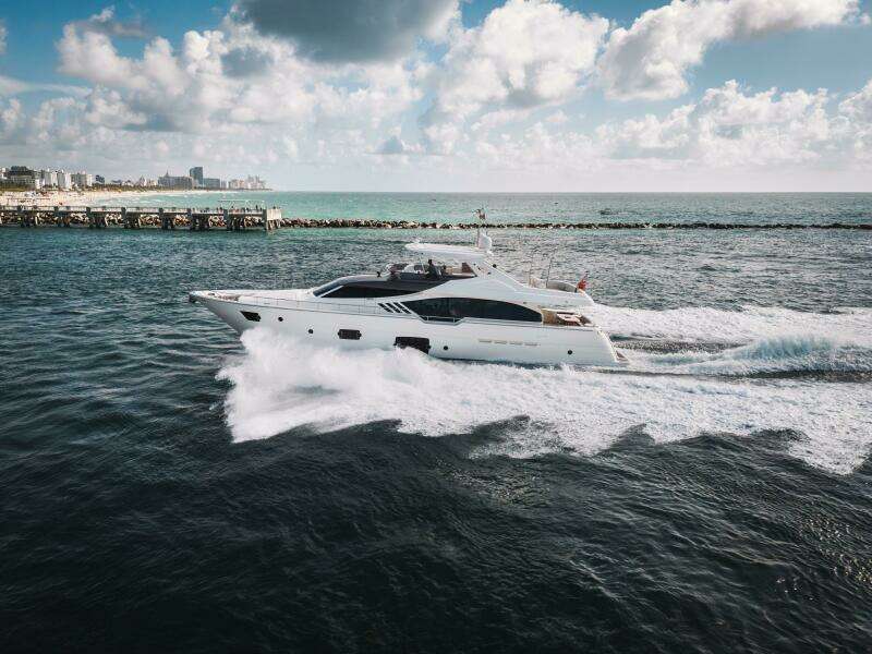 2014 Ferretti Yachts 870