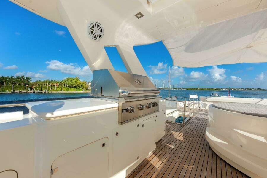 2014 Ferretti Yachts 870