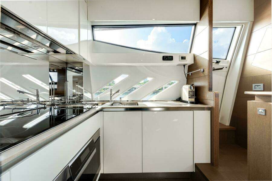2014 Ferretti Yachts 870