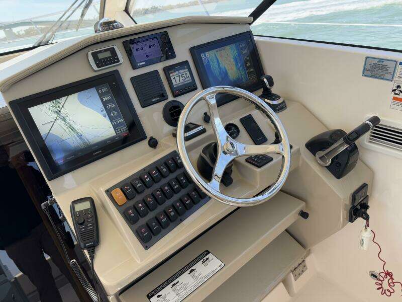 2015 Pursuit 365i Sport Coupe