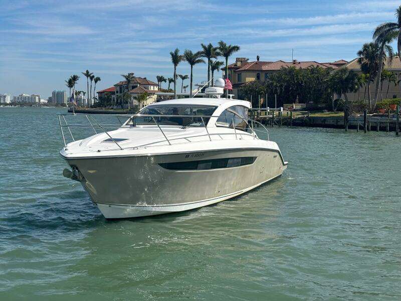 2015 Pursuit 365i Sport Coupe