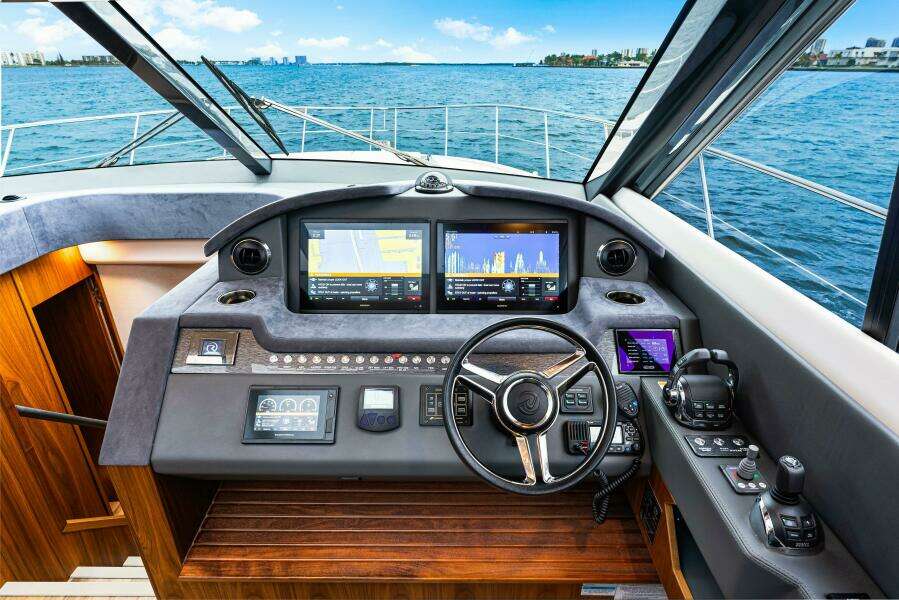2022 Riviera 6000 Sport Yacht Platinum Edition