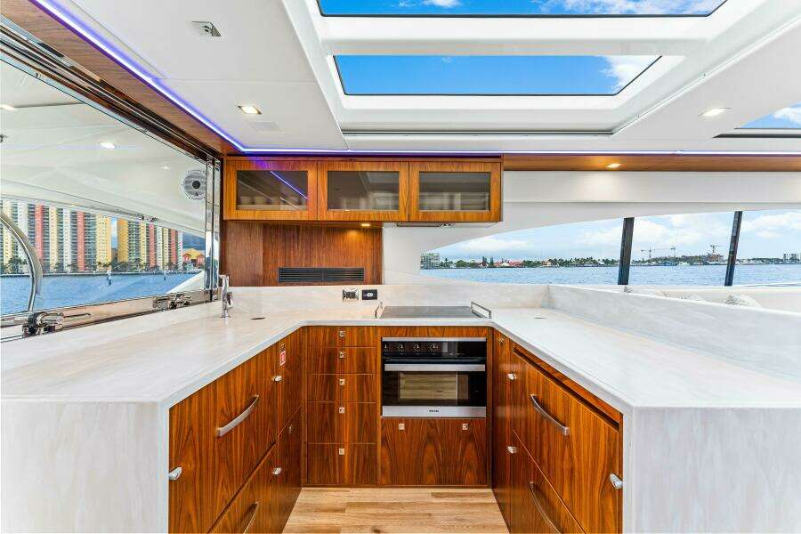 2022 Riviera 6000 Sport Yacht Platinum Edition