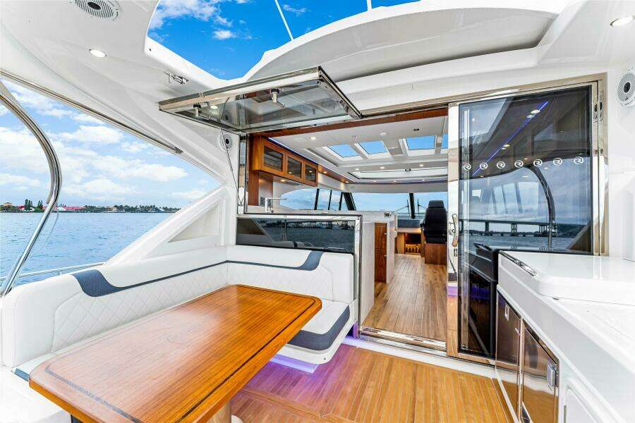 2022 Riviera 6000 Sport Yacht Platinum Edition