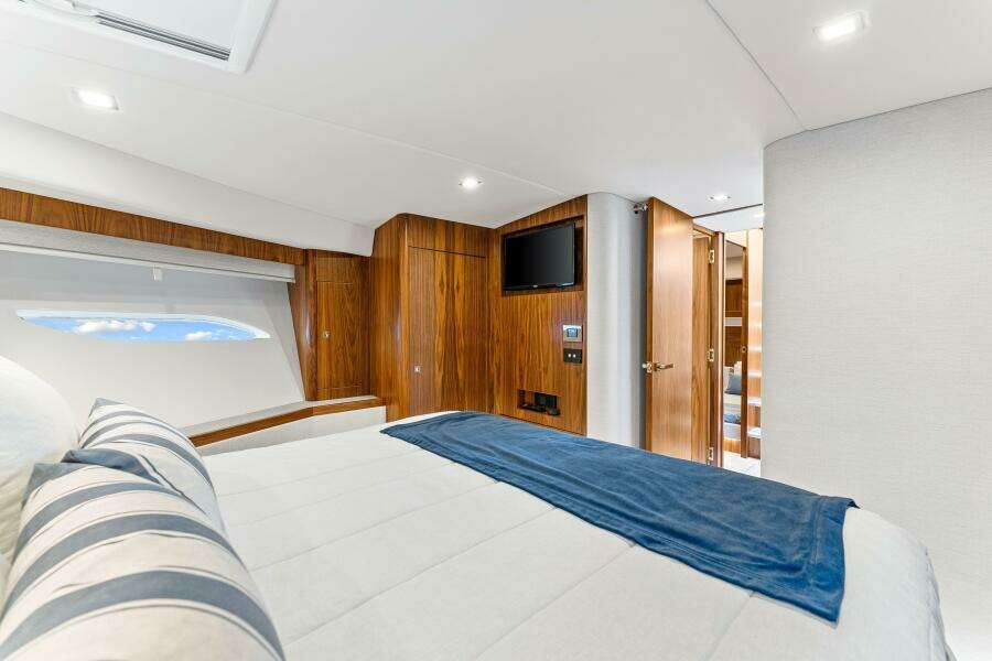 2022 Riviera 6000 Sport Yacht Platinum Edition