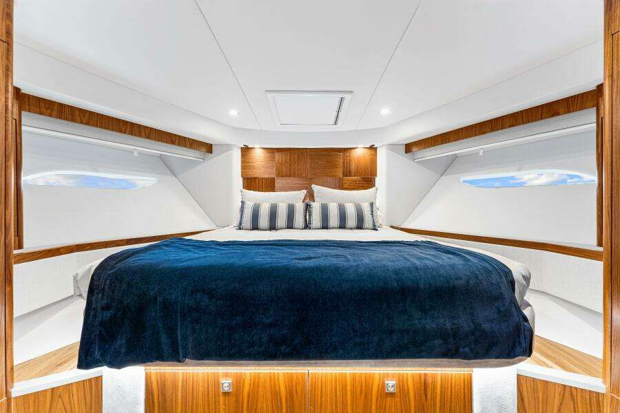 2022 Riviera 6000 Sport Yacht Platinum Edition