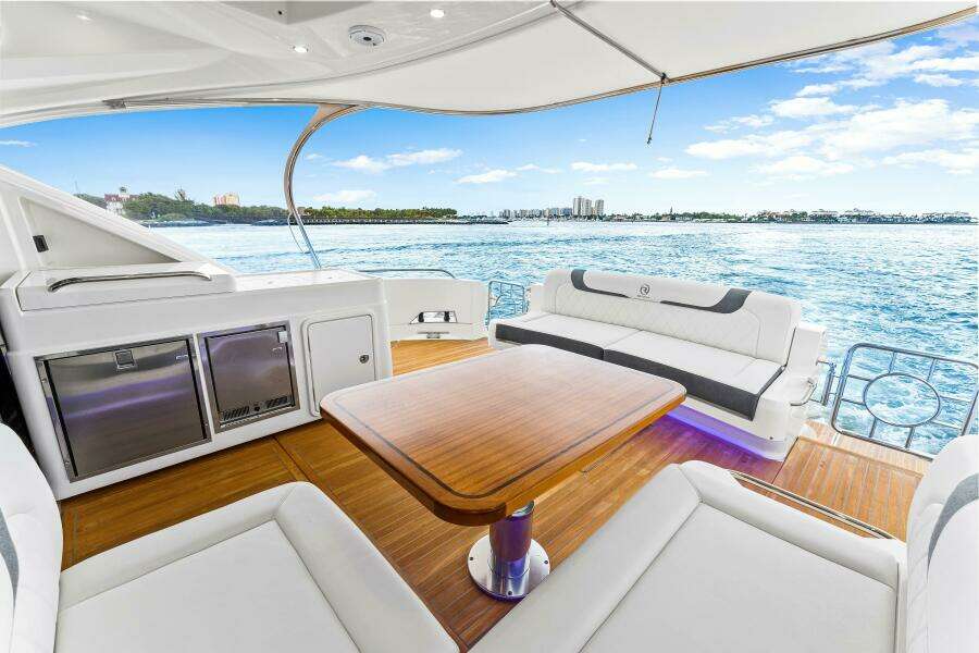 2022 Riviera 6000 Sport Yacht Platinum Edition