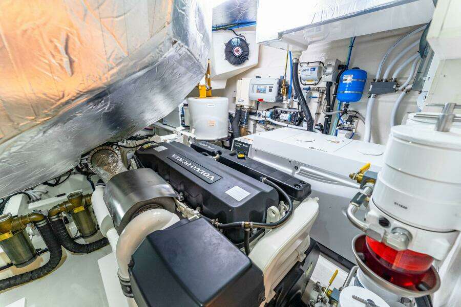 2022 Riviera 6000 Sport Yacht Platinum Edition