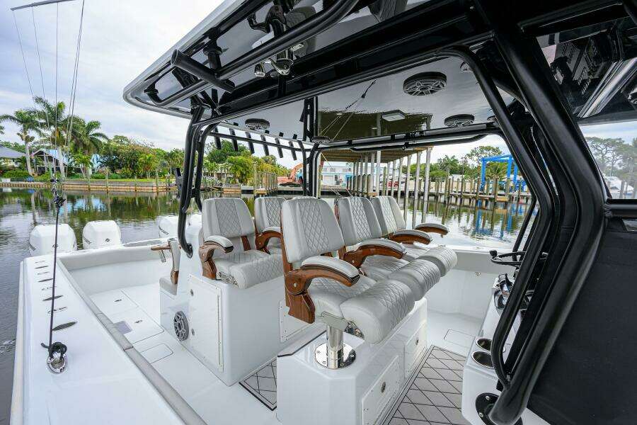 Freeman 42 LR Nitsa - Helm Chairs