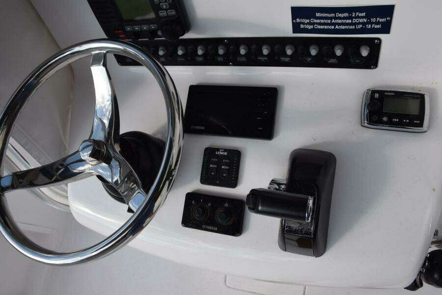 Yamaha Display Key Switch Control, Fusion Stereo, Tiltable Stainless Wheel, Lenco Trim Tabs  