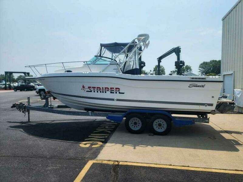 2000 Seaswirl Striper Striper 2600 WA