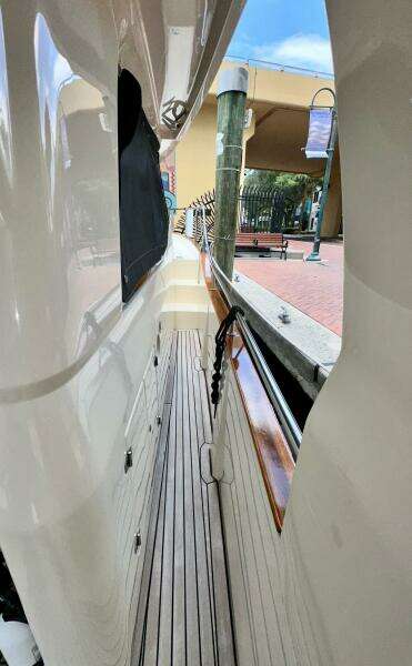 Starboard side walk-around