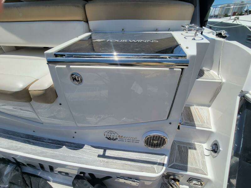 2012 Four Winns V435