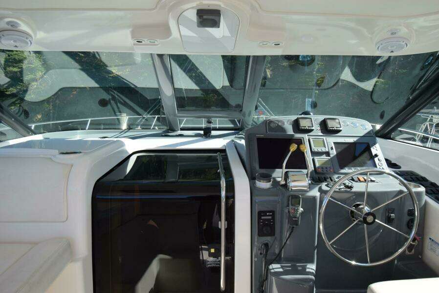 2004 Tiara Yachts Sovran 3600