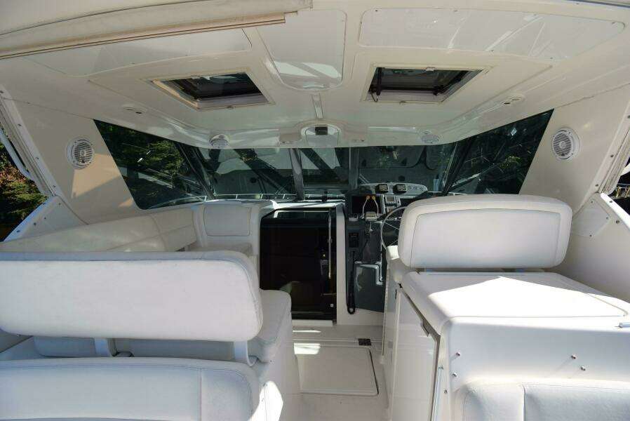 2004 Tiara Yachts Sovran 3600