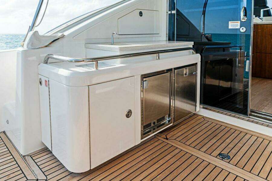 2018 Riviera 4800 Sport Yacht