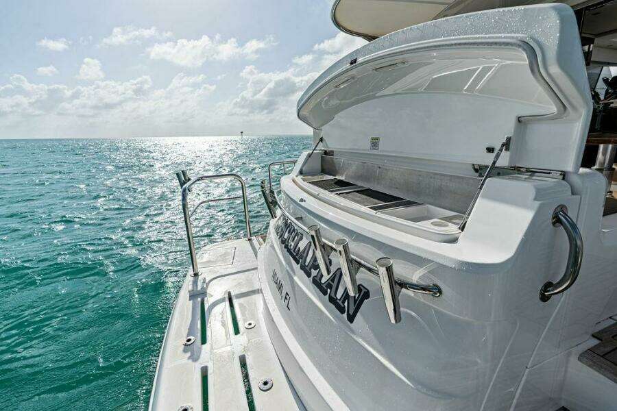 2018 Riviera 4800 Sport Yacht