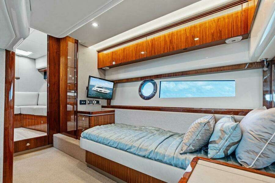 2018 Riviera 4800 Sport Yacht