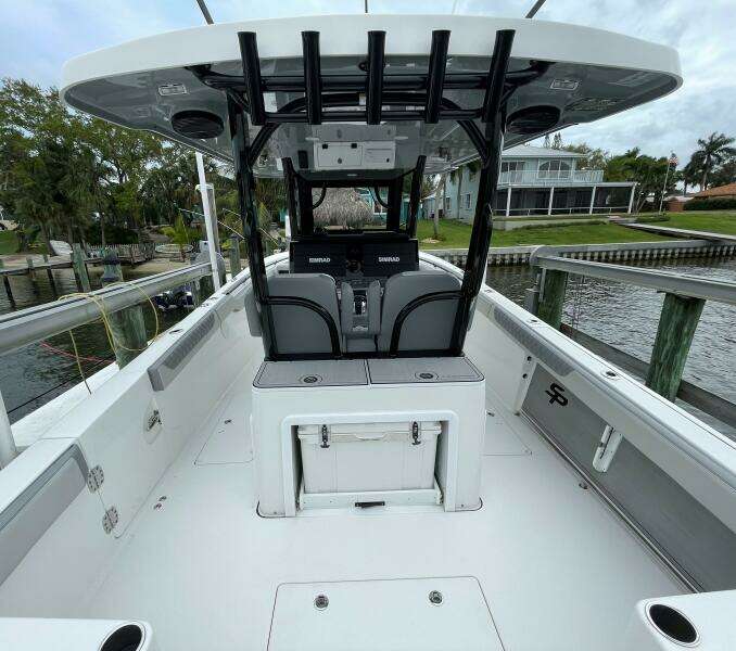 Sea Pro 320 DLX 2023- Cockpit Storage