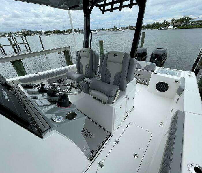Sea Pro 320 DLX 2023- Helm Seating