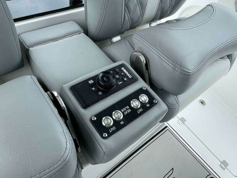 Sea Pro 320 DLX 2023- Helm Seating