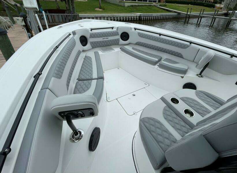 Sea Pro 320 DLX 2023- Bow