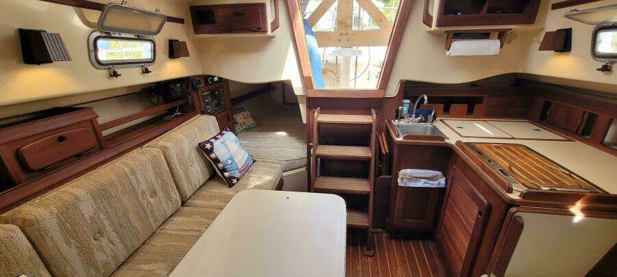 1986 Island Packet 27 Sloop