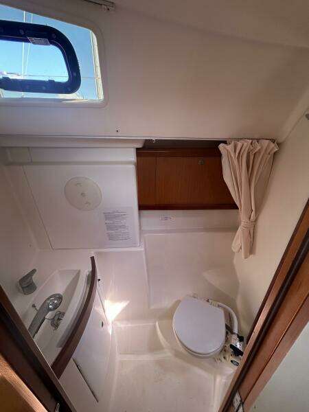 43' Beneteau starboard aft stateroom head