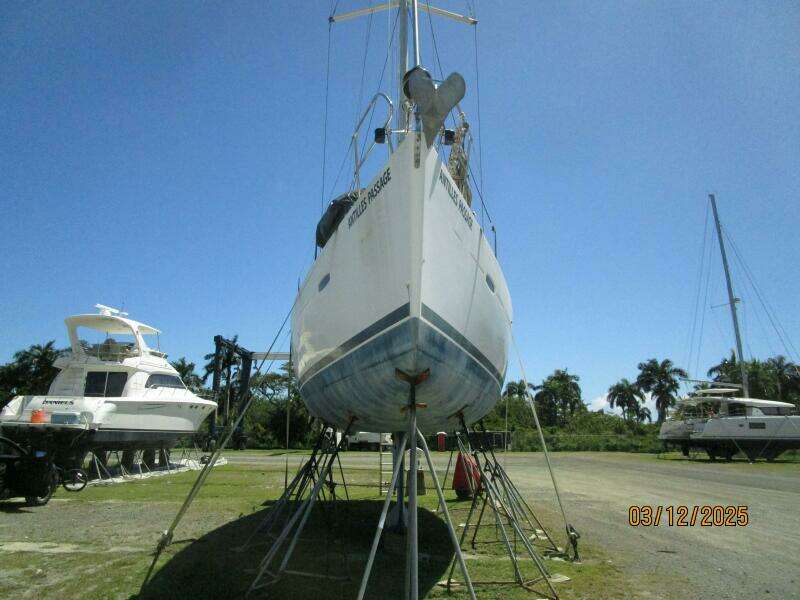 43' Beneteau hauled out forward profile