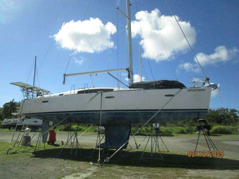 43' Beneteau hauled out starboard forward profile