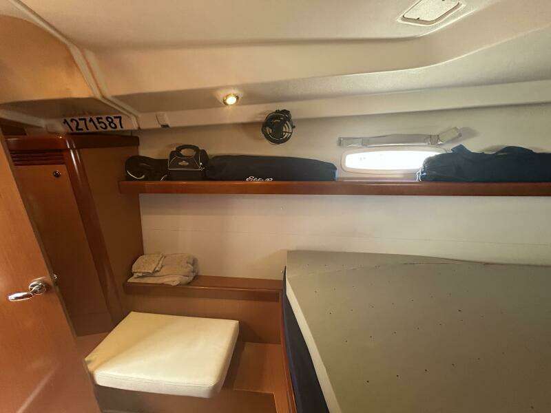 43' Beneteau forward stateroom port