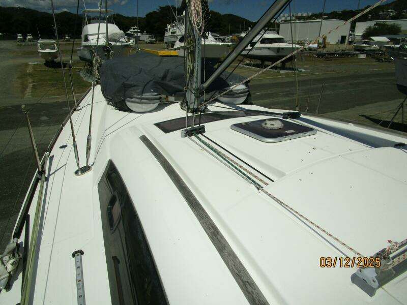 43' Beneteau foredeck