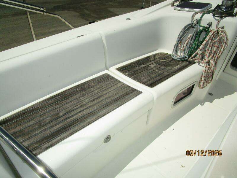 43' Beneteau cockpit port forward seating