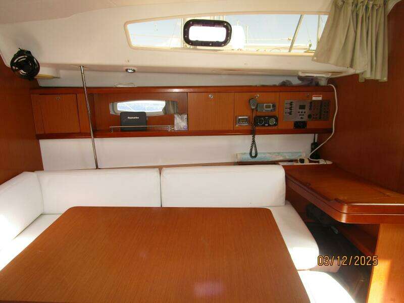 43' Beneteau salon starboard