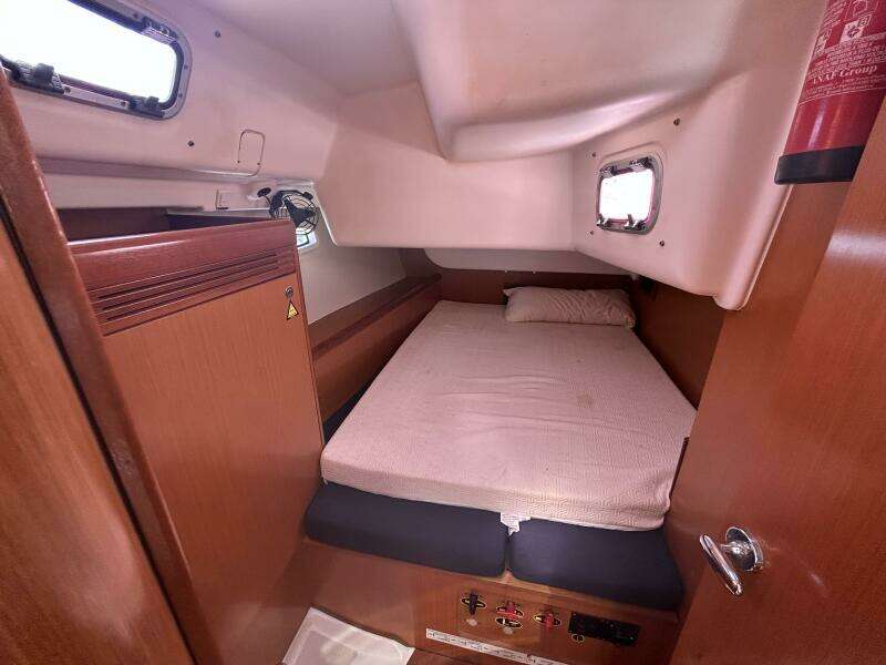 43' Beneteau starboard aft stateroom