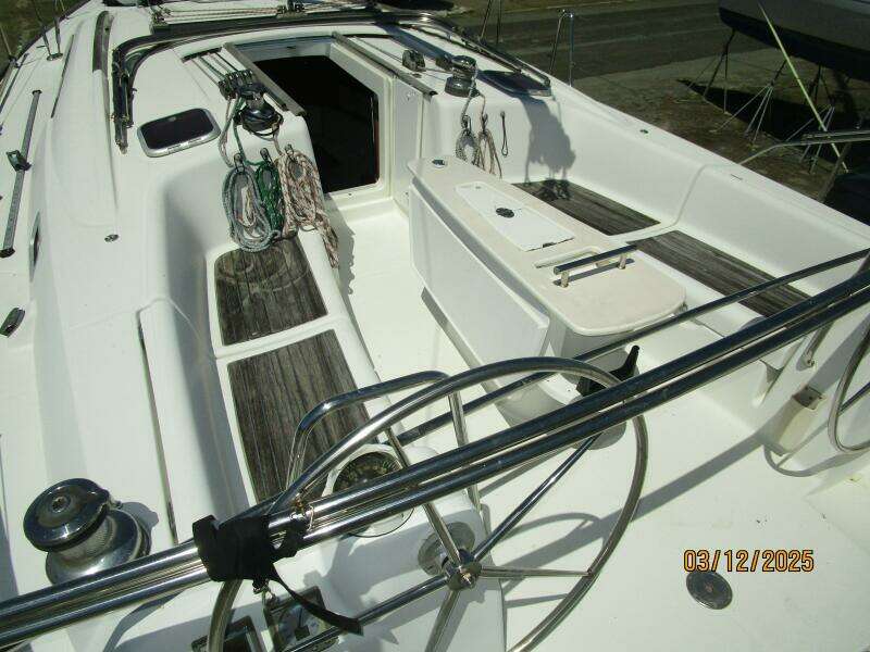 43' Beneteau cockpit forward